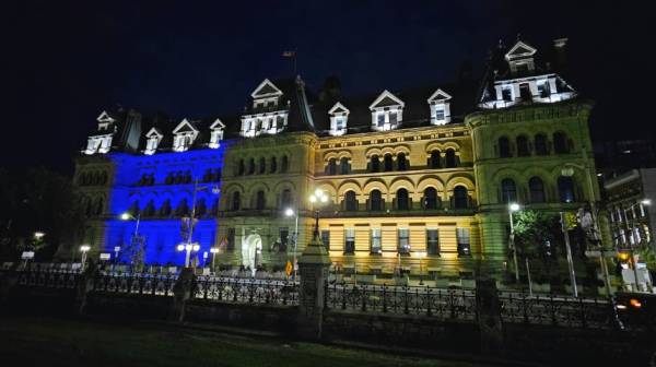 Канадський парламент підсвічували жовтим та синім кольорами | INFBusiness