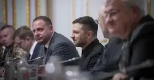 Зеленський із посмішкою прокоментував удари дронів по нафтопроводу Дружба | INFBusiness