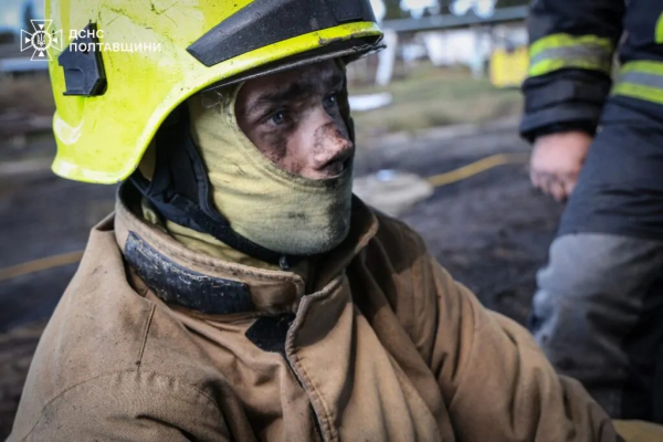 У кіптяві, стомлені, з гамою емоцій на відкритих обличчях: у мережі показали фото рятувальників, які дві доби гасили пожежу на Кременчуцькому НПЗ | INFBusiness