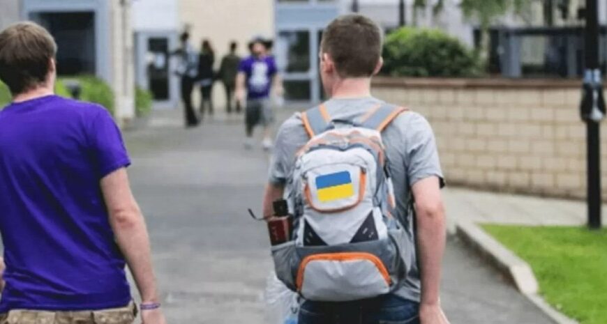 Дозвіл на виїзд за кордон 18-22: черги молодих чоловіків зібралися на контрольно-пропускних пунктах (відео)