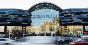 У Києві автомобіль врізався в торговий центр Ocean Plaza: що про це відомо (відео) | INFBusiness
