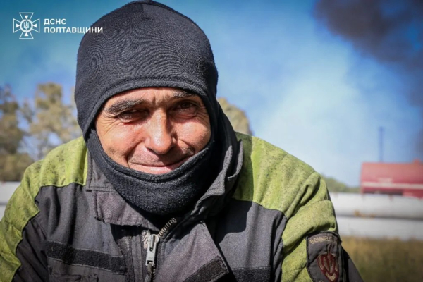 У кіптяві, стомлені, з гамою емоцій на відкритих обличчях: у мережі показали фото рятувальників, які дві доби гасили пожежу на Кременчуцькому НПЗ | INFBusiness