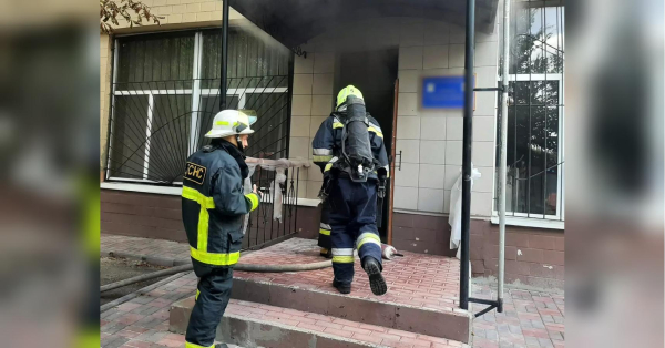 Двоє людей загинули під час пожежі у кропивницькому виші: що відомо про НП