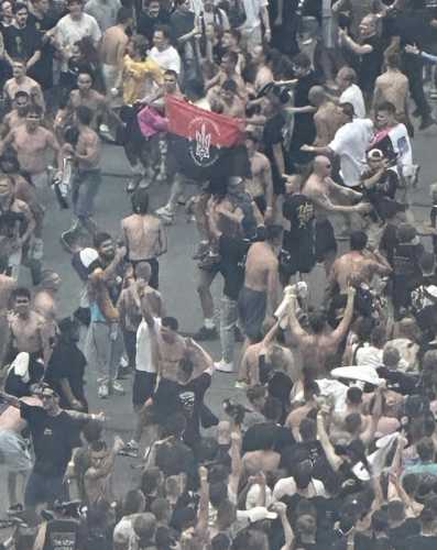 Варшава обурена прапорами "Бандери" на концерті білоруського співака Макса Коржа | INFBusiness