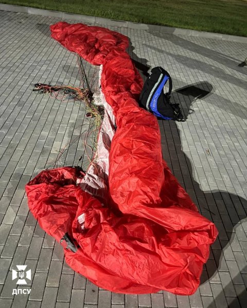 Українець намагався полетіти до Молдови на параплані: "пілота" затримали прикордонники (фото) | INFBusiness