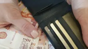 4 дрібні звички, через які гроші витікають, як вода: як усунути невидимі дірки у бюджеті | INFBusiness