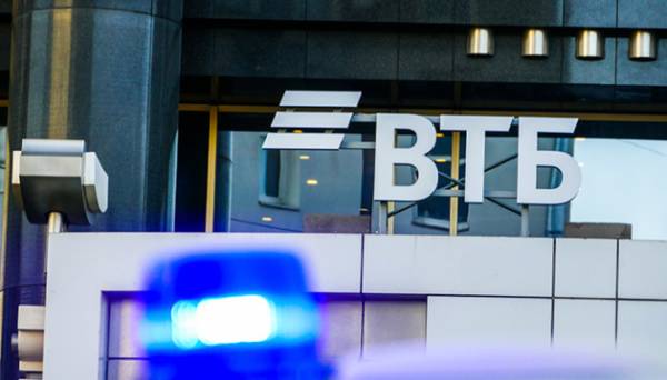 Росіяни знімають заощадження та активно скуповують валюту: розвідка повідомляє про кризу ліквідності в РФ