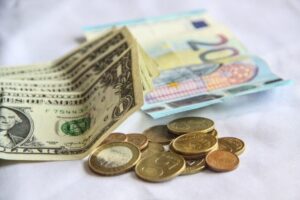 Економіка простими словами: як світові тренди впливають на ваш гаманець | INFBusiness
