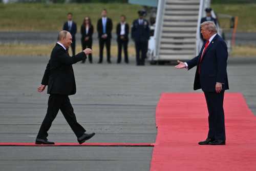 Зустріч Трампа та Путіна на Алясці: коли пози та жести значать більше, ніж публічні заяви | INFBusiness