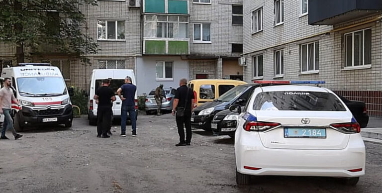«Якщо мій син прийде, його відпустять»: грабіжники напали на матір добровольця Збройних сил України в Харкові (відео)