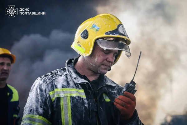 У кіптяві, стомлені, з гамою емоцій на відкритих обличчях: у мережі показали фото рятувальників, які дві доби гасили пожежу на Кременчуцькому НПЗ | INFBusiness