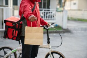Жінка збентежена, коли водій доставки ділиться запискою з погрозами разом із замовленням | INFBusiness