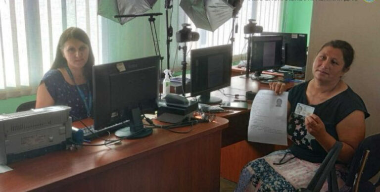 Родичі та сусіди допомогли: українка отримала свій перший паспорт у 45 років