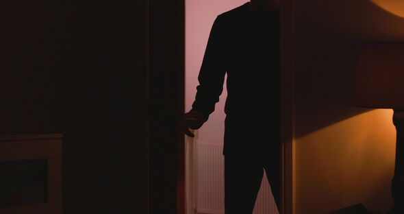 Чоловік знайшов таємницю за «фальшивою» стіною в будинку – у нього є одне питання