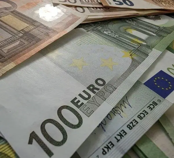 Як не витратити всі гроші одразу після зарплати: ось про що треба розповідати у школі