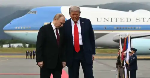 Зустріч Трампа та Путіна на Алясці: коли пози та жести значать більше, ніж публічні заяви | INFBusiness