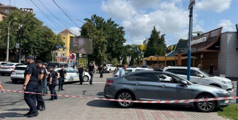 Стрілянина в Черкасах: чоловік захопив McDonalds і застрелився – останні новини