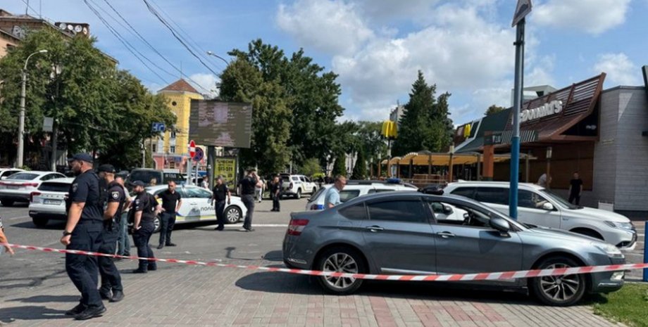 Стрілянина в Черкасах: чоловік захопив McDonalds і застрелився - останні новини | INFBusiness