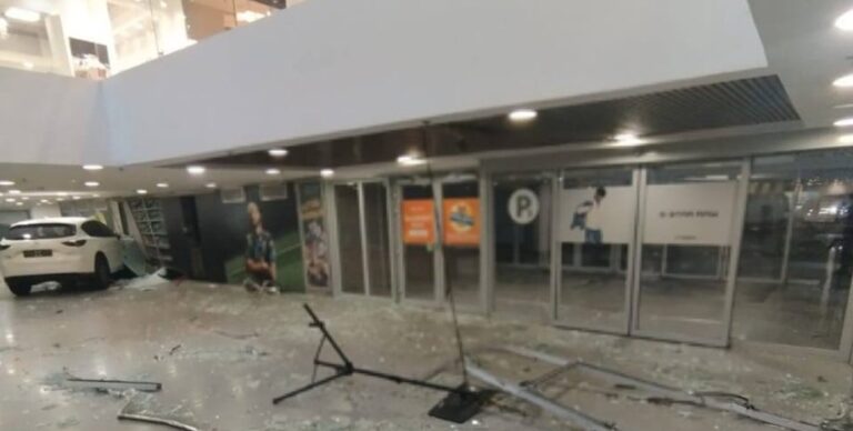 Аварія в Ocean Plaza – жінка переплутала педалі – деталі та фотографії аварії