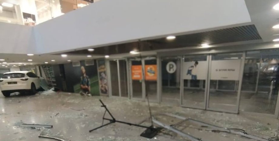 Аварія в Ocean Plaza - жінка переплутала педалі - деталі та фотографії аварії | INFBusiness