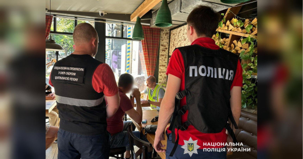 «Броньовані» призовники за десять тисяч доларів: правоохоронці затримали чиновника Міноборони в Києві