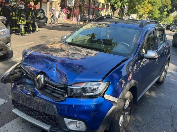 Джип охорони Порошенка спричинив ДТП в Одесі: машину потерпілого перекинуло на дах (ФОТО) | INFBusiness