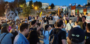 Кримінальні справи проти військовослужбовців за СЗЧ: у Києві люди протестують на Майдані проти рішень Ради (відео) | INFBusiness