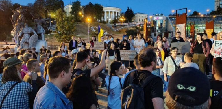 Кримінальні справи проти військовослужбовців за СЗЧ: у Києві люди протестують на Майдані проти рішень Ради (відео)