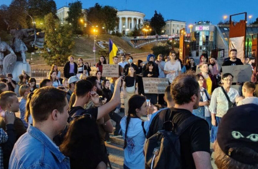 Кримінальні справи проти військовослужбовців за СЗЧ: у Києві люди протестують на Майдані проти рішень Ради (відео)