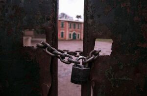 Покинуте село, де людям забороняли відкриватися протягом 80 років на один день | INFBusiness