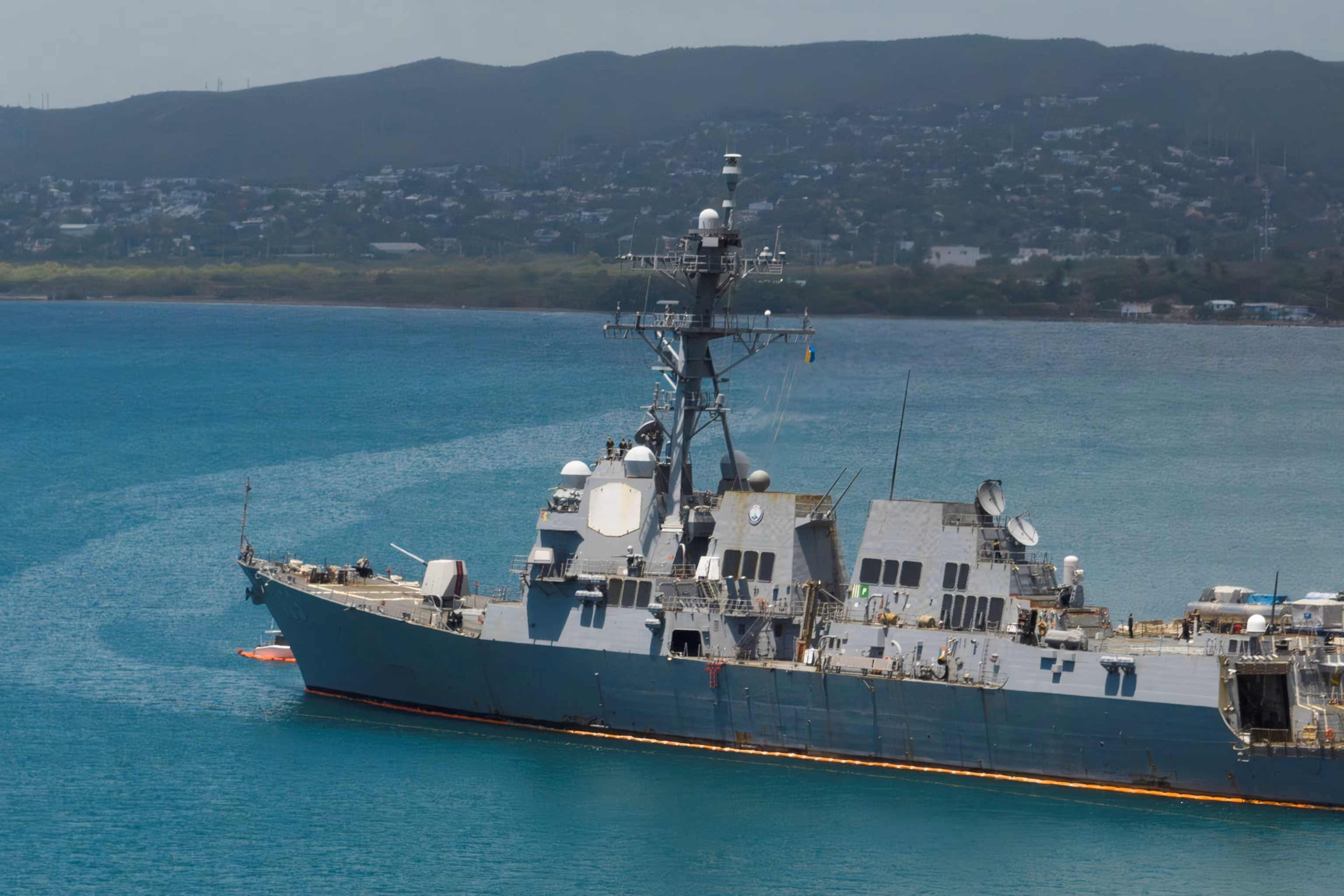 Американський чиновник заявив, що персонал корабля ВМС США перевірив венесуельське рибальське судно на наявність наркотиків | INFBusiness