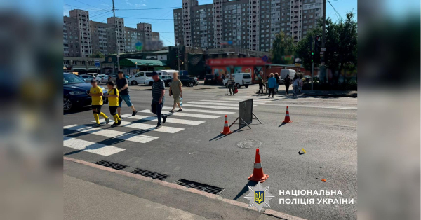 У Києві на переїзді автомобіль збив військову жінку: п'яний водій втік з місця аварії (фото)