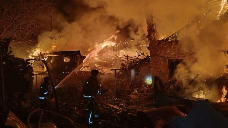 Поки Трамп прямує до Європи, російські дрони вдарили по Києву, а Зеленський закликає до санкцій