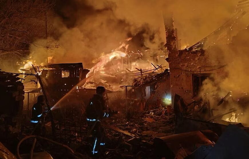 Поки Трамп прямує до Європи, російські дрони вдарили по Києву, а Зеленський закликає до санкцій