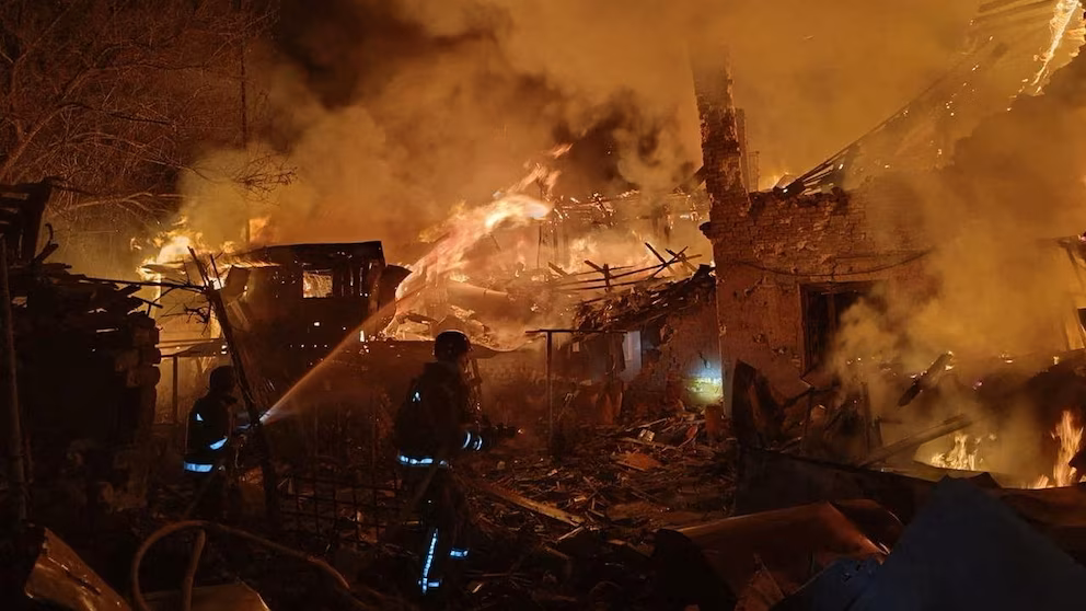 Поки Трамп прямує до Європи, російські дрони вдарили по Києву, а Зеленський закликає до санкцій | INFBusiness