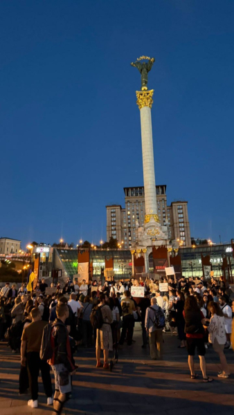 Кримінальні справи проти військовослужбовців за СЗЧ: у Києві люди протестують на Майдані проти рішень Ради (відео) | INFBusiness
