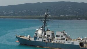 Американський чиновник заявив, що персонал корабля ВМС США перевірив венесуельське рибальське судно на наявність наркотиків | INFBusiness