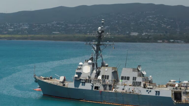 Американський чиновник заявив, що персонал корабля ВМС США перевірив венесуельське рибальське судно на наявність наркотиків
