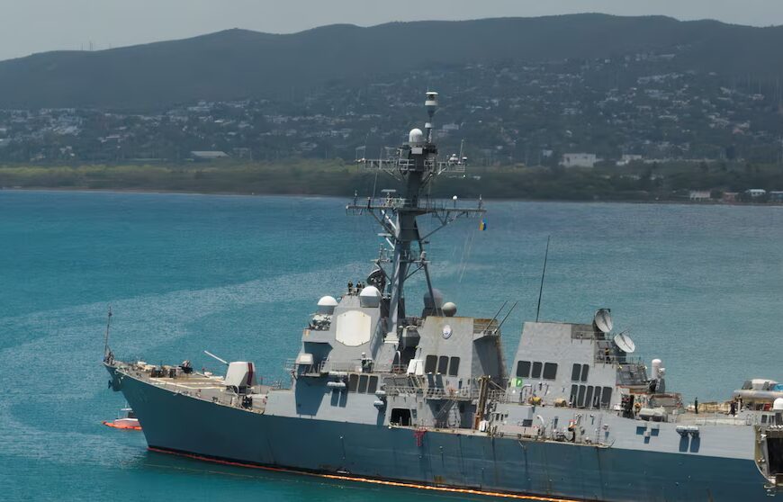 Американський чиновник заявив, що персонал корабля ВМС США перевірив венесуельське рибальське судно на наявність наркотиків