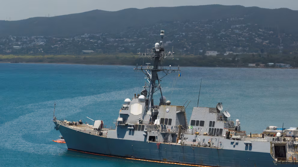 Американський чиновник заявив, що персонал корабля ВМС США перевірив венесуельське рибальське судно на наявність наркотиків | INFBusiness