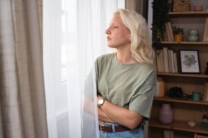 Жінка щороку мститься сусідці з похмурої причини | INFBusiness