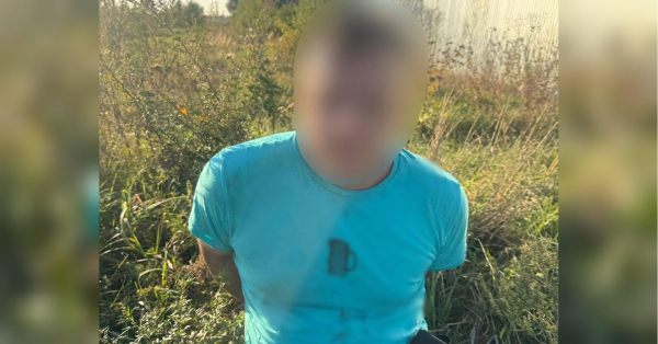 Кривава сварка в поїзді: молодий чоловік вдарив чоловіка ножем у груди через дівчину