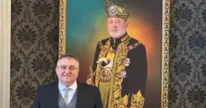 Посол Надоленко подарував королю Малайзії вишиванку від дизайнерки Дамірової | INFBusiness