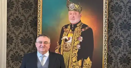 Посол Надоленко подарував королю Малайзії вишиванку від дизайнерки Дамірової