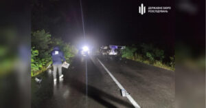 Він їхав зі швидкістю 200 км/год і мав підроблені права: ЗМІ повідомили подробиці дорожньо-транспортної пригоди за участю детектива НАБУ | INFBusiness
