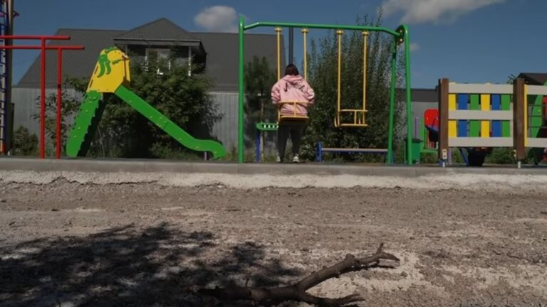 «Нас готували до війни», – каже український підліток, якого забрали до російського військового табору