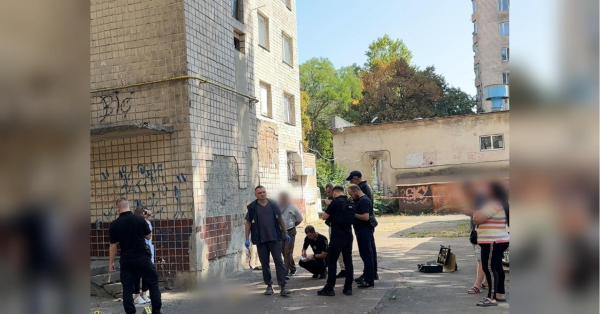 В Одесі жінка в стані алкогольного сп'яніння народила дитину та одразу ж викинула її з шостого поверху (фото, відео)