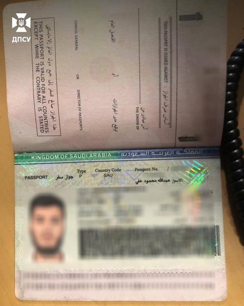 Українець намагався виїхати з України за підробленим паспортом Саудівської Аравії (фото) | INFBusiness