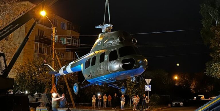 У центрі Полтави замість пам'ятника Петру I встановлюють гелікоптер Мі-2 – фото