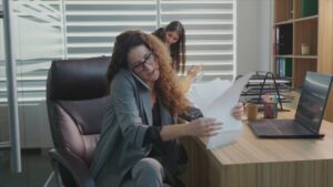 Відео Чому дедалі більше мам залишають робочу силу | INFBusiness
